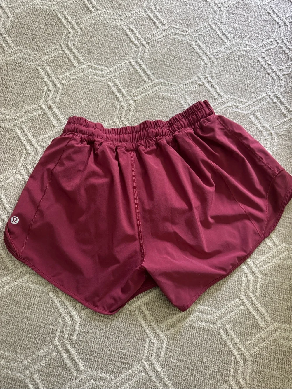Lululemon women’s Berry Hotty hot shorts 2.5 size 8